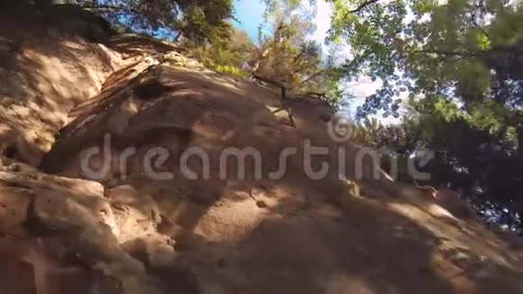 李库兰古砂岩悬崖拉托维亚塞斯后面的洛德的沙形PovStadicam视频的预览图