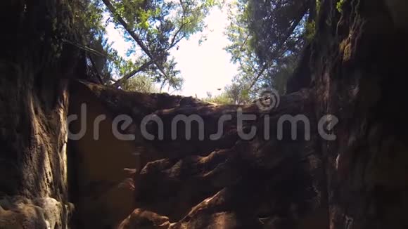 李库兰古砂岩悬崖大蓝光洞PovStadicam视频的预览图