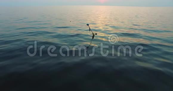 晚上在泻湖上空飞行从捕鱼浮标到海岸视频的预览图