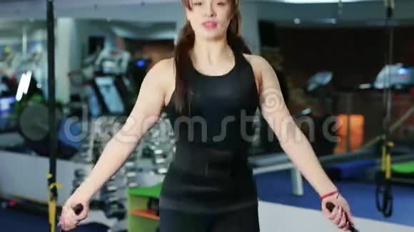 在健身房跳女子训练锻炼身体是健康的健身拳击手在健身房跳女子跳绳视频的预览图