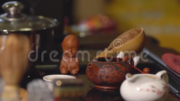 茶道餐桌上的陶瓷餐具视频的预览图
