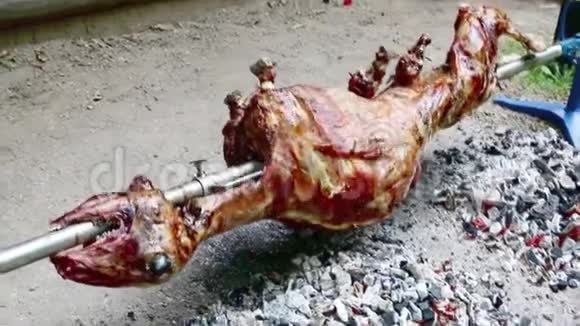全羊肉用长时间的旋转吐沫烤焦木炭视频的预览图