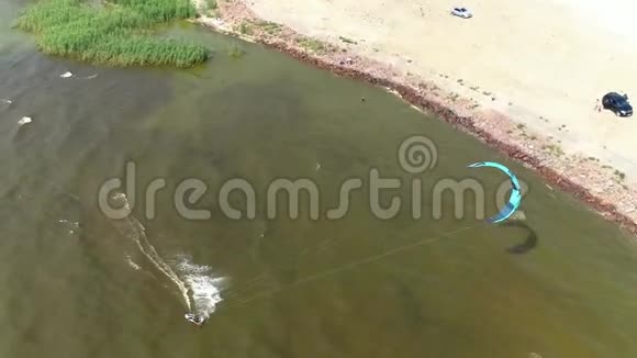 4的空中无人机镜头在海岸附近骑马视频的预览图