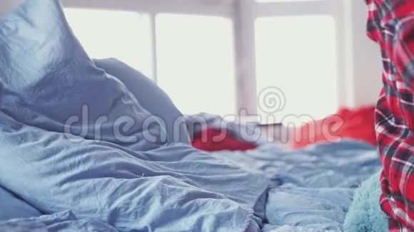 睡不着的年轻女人穿着睡衣躺在床上回去睡觉盖着毯子慢动作3840x2160视频的预览图