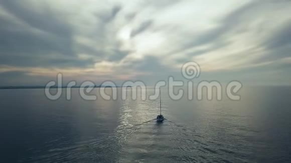 在落日余晖中扬帆远航的4k高空视频的预览图