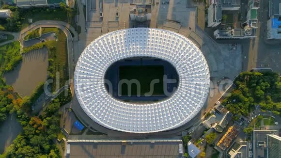 4的空中无人机镜头垂直全景城市体育场视频的预览图