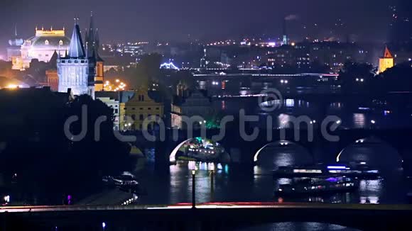 布拉格之夜桥梁的鸟瞰图视频的预览图