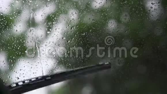 雨水从玻璃上流下来视频的预览图
