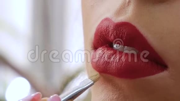 化妆师涂口红视频的预览图