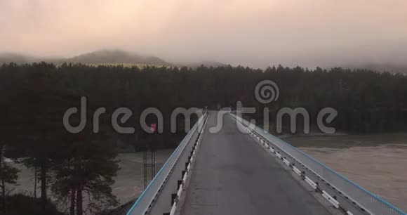 空中观景桥横跨山河它诞生并漂浮着雾4K视频的预览图