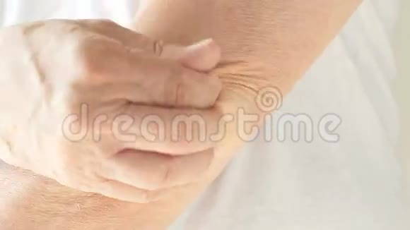 手肘疼痛的人视频的预览图
