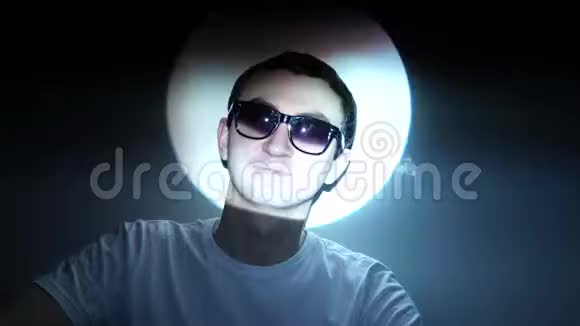 一个戴太阳镜的年轻人视频的预览图