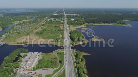 里加市的公路桥高架桥和有公路和汽车的建筑物交通Drone在水附近飞行视频的预览图