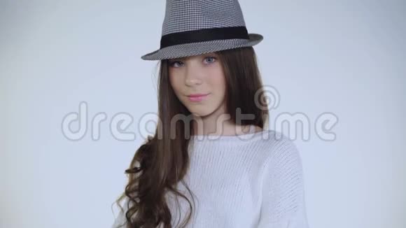 漂亮的女孩戴着帽子头戴着可爱的微笑视频的预览图