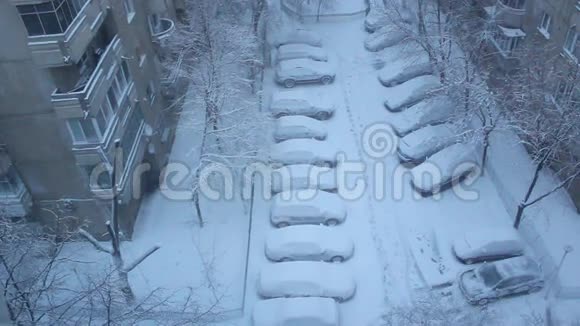 停车场暴风雪视频的预览图