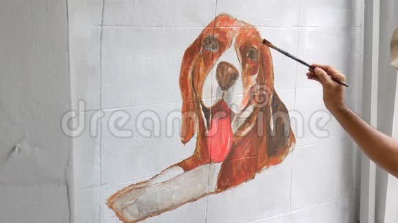 艺术家在白墙上画小猎犬视频的预览图