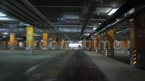 波夫穿过地下停车场视频的预览图