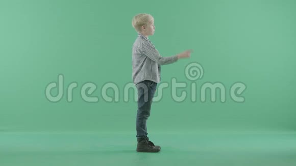 小孩侧着身子在想象的屏幕上工作视频的预览图