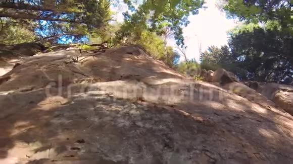 李库兰古砂岩悬崖拉托维亚塞斯后面的洛德的沙形PovStadicam视频的预览图