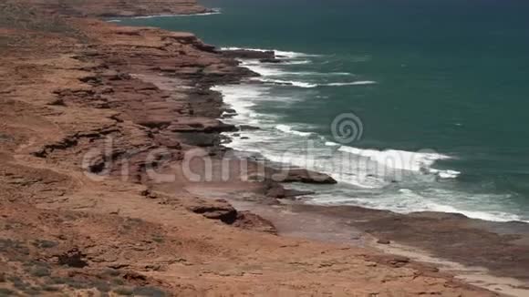 缩小西澳大利亚卡尔巴里海岸线视频的预览图