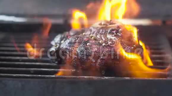 烤架上的肉很多火慢动作特写视频的预览图