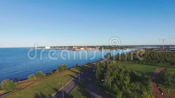 城市休闲公园与沥青路沿沙滩海岸视频的预览图