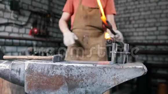铁匠制造钢铁产品视频的预览图