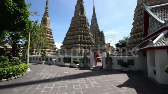 泰国曼谷WatPho寺的美丽宝塔和蓝天视频的预览图
