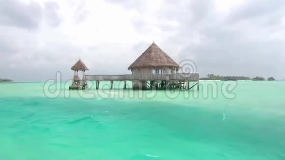 在马尔代夫岛屿海景的绿松石海水热带天堂有一间小型木制豪华度假平房酒店视频的预览图