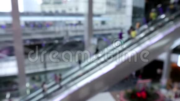 Blur泰国曼谷Sukhumvit路AsokeMontri交叉口的一家终端购物中心人们骑着自动扶梯视频的预览图