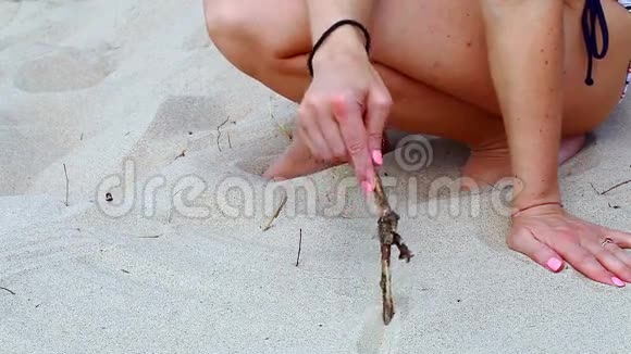 女人在海滩上写作视频的预览图