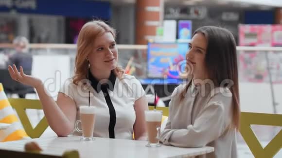 年轻女性喝咖啡在咖啡馆交流视频的预览图