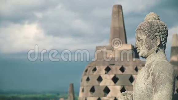 博罗布杜尔神庙顶部的佛像视频的预览图