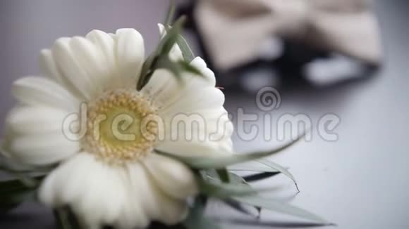 的领带和白色背景的婚礼礼服视频的预览图