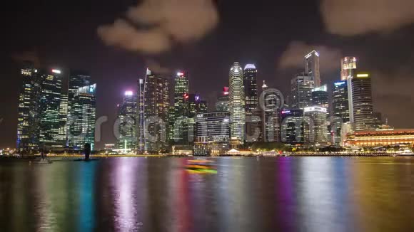 新加坡摩天大楼在水夜时光中倒影视频的预览图