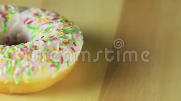 桌上的甜甜圈视频旋转视频的预览图