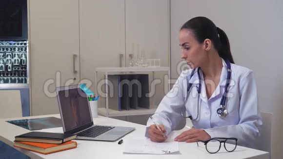 女医生和丈夫在电脑上用应用程序交谈视频的预览图