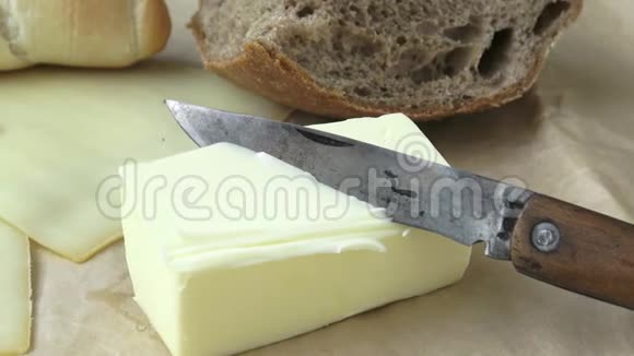 早餐用黄油和面包奶酪视频的预览图