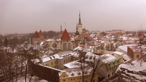 傍晚在老塔林降雪爱沙尼亚视频的预览图
