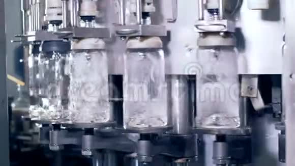 装瓶过程特写一台机器把瓶子装满酒精视频的预览图