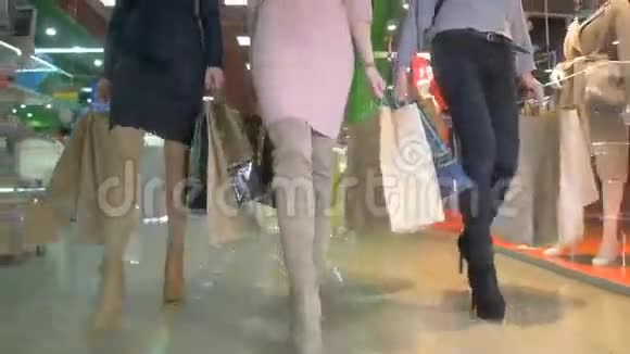 女士们在商店里散步低镜头视频的预览图