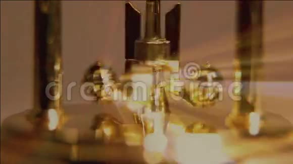 黄金旧钟的细节视频的预览图