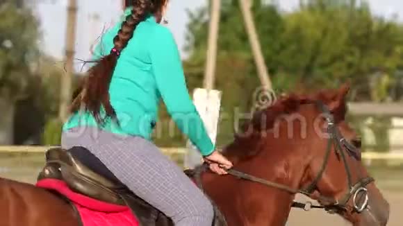 一个骑在马背上戴头盔的少女的肖像视频的预览图