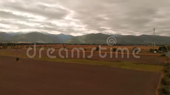 特兰西瓦尼亚美丽的黄色田野的鸟瞰图视频的预览图