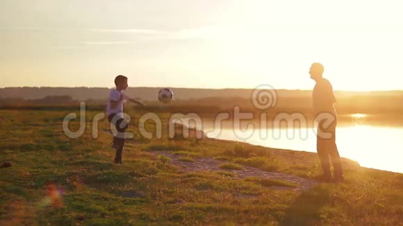 日落时分一家人在海滩上踢足球视频的预览图