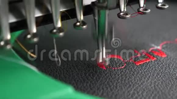 一种自动机器刺绣图案黑色布上有红色的线机器人缝纫机自动缝纫机视频的预览图