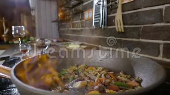 在家里的一个平底锅上做准备的弗拉姆风格的盘子蔬菜肉类和酒精点燃与开放火焰慢慢视频的预览图
