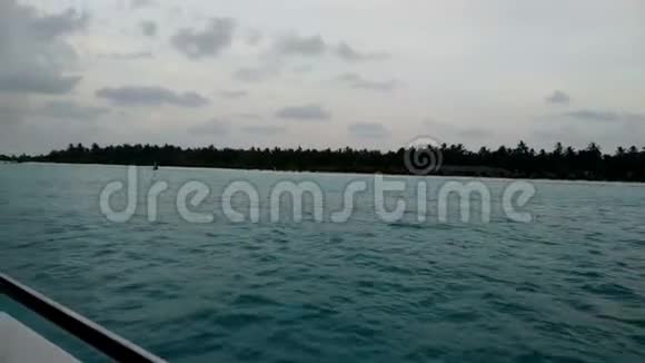 从一艘船上看到一个热带岛屿白沙和蔚蓝的海洋视频的预览图