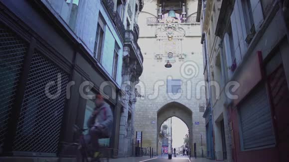 法国波尔多的凯罗港城门古色古香的建筑地标视频的预览图