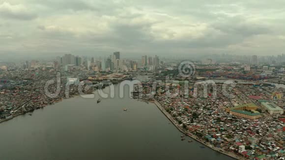 城市景观马尼拉居住区域和城市商业中心俯视图大港口城市视频的预览图